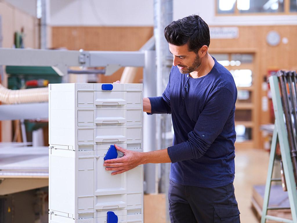 SYS-CART catch for simple connecting and linking with just a flick of
the wrist. SYS-CART catch for simple connecting and linking with just a flick of
the wrist.